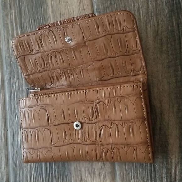 Guess Tan Wallet - Picture 9 of 10